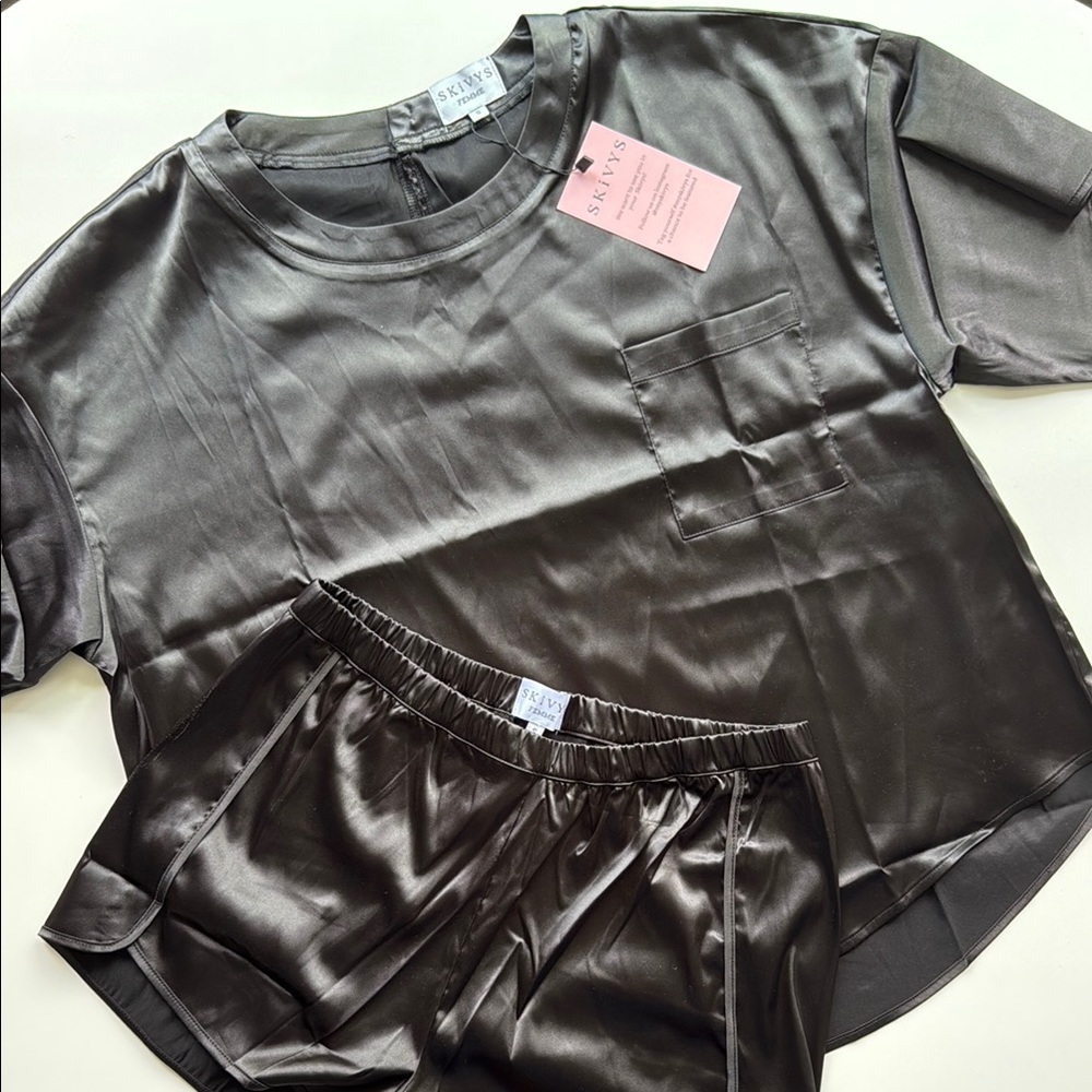 Skivys Femme Short Sleeve black satin pajama set small